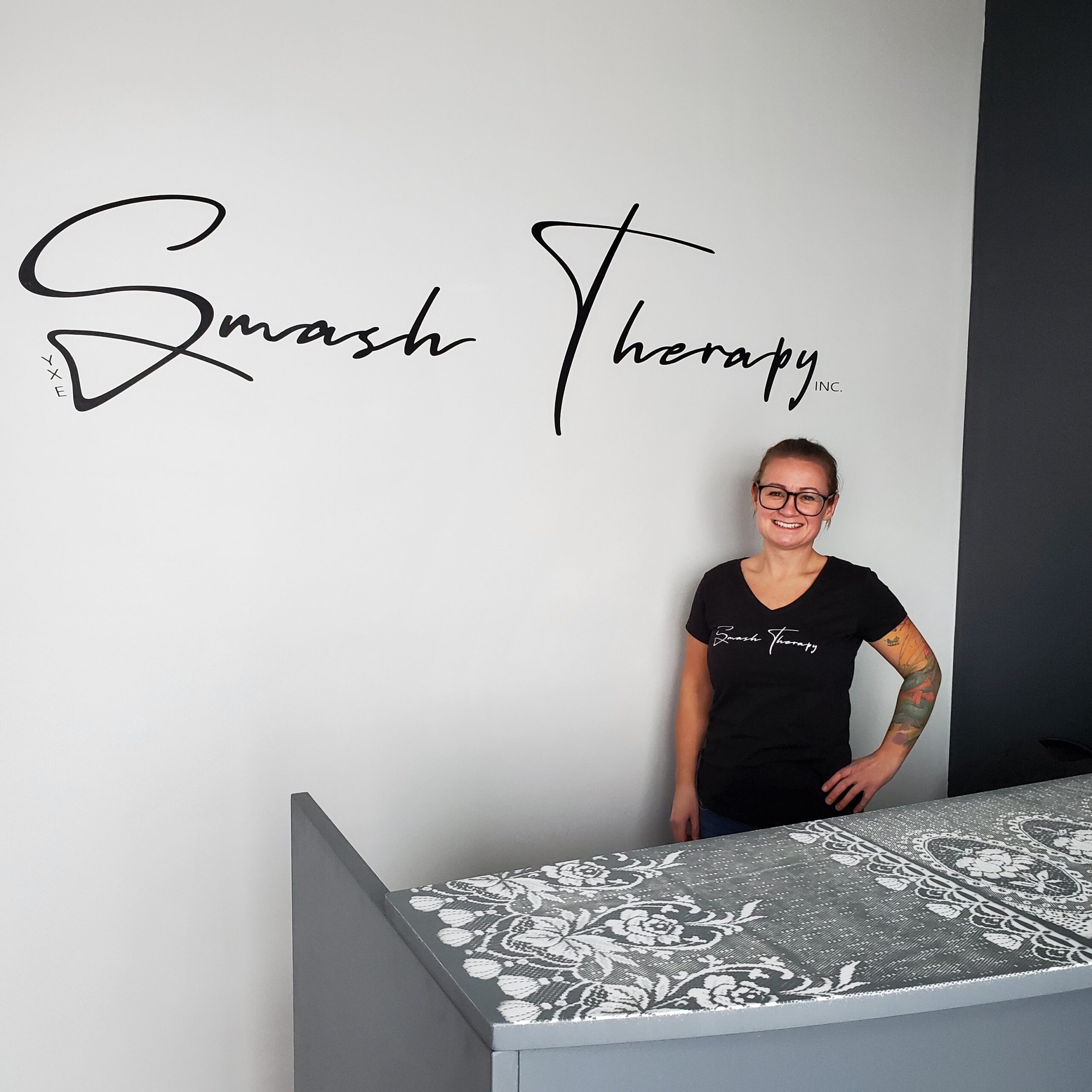 Magen at reception owner at reception desk
